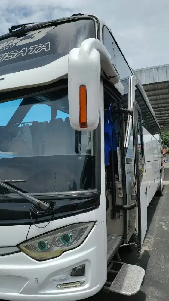 Mekanik bus mercedes benz dan hino