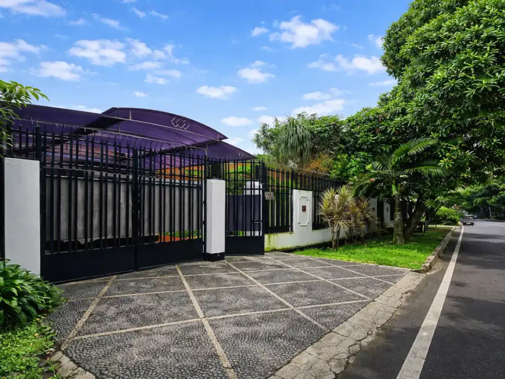 Prime Location Kebayoran Lama! Rumah Luas 570 m² di Jalan Utama Tanah Kusir