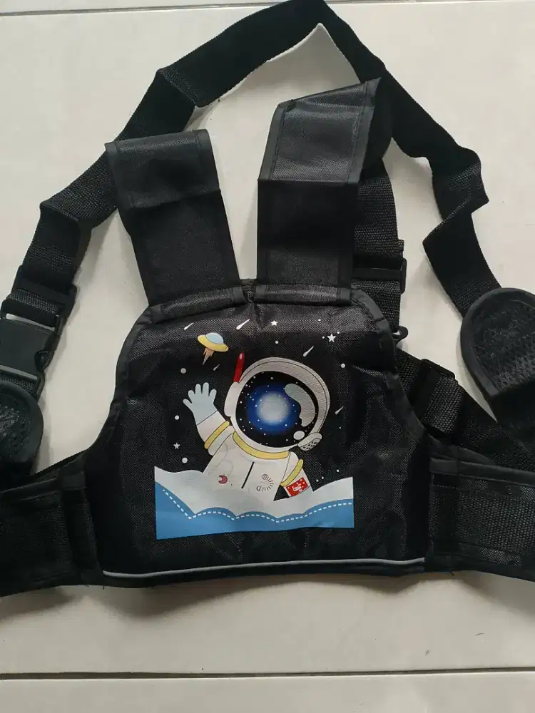 boncengan motor anak hadap depan dan belakang