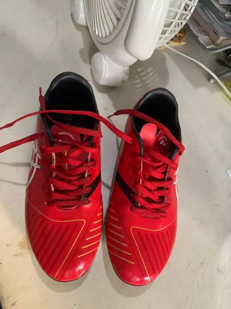 Sepatu sepak bola anak