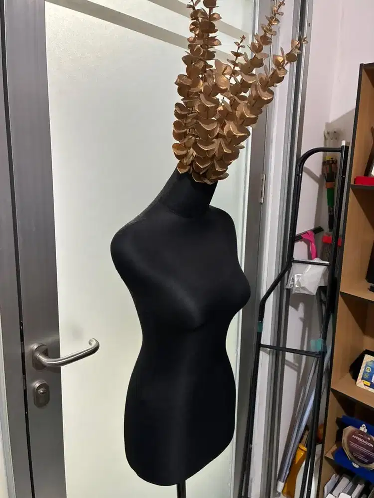 Gantungan Baju Toko Wanita