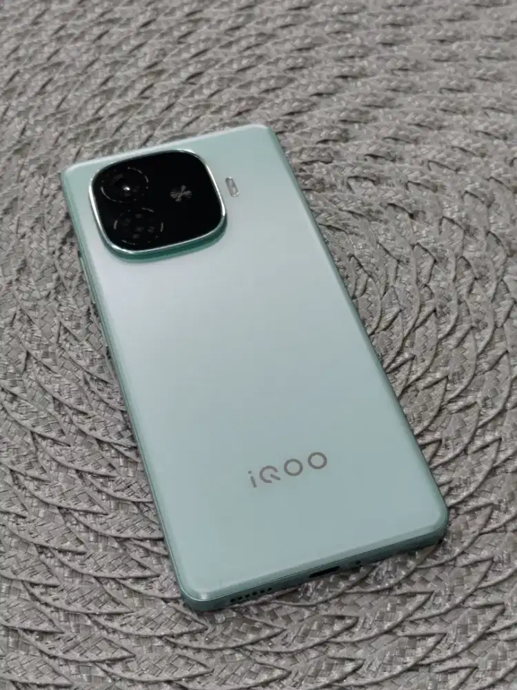 Iqoo z9 5g 12/26 gb