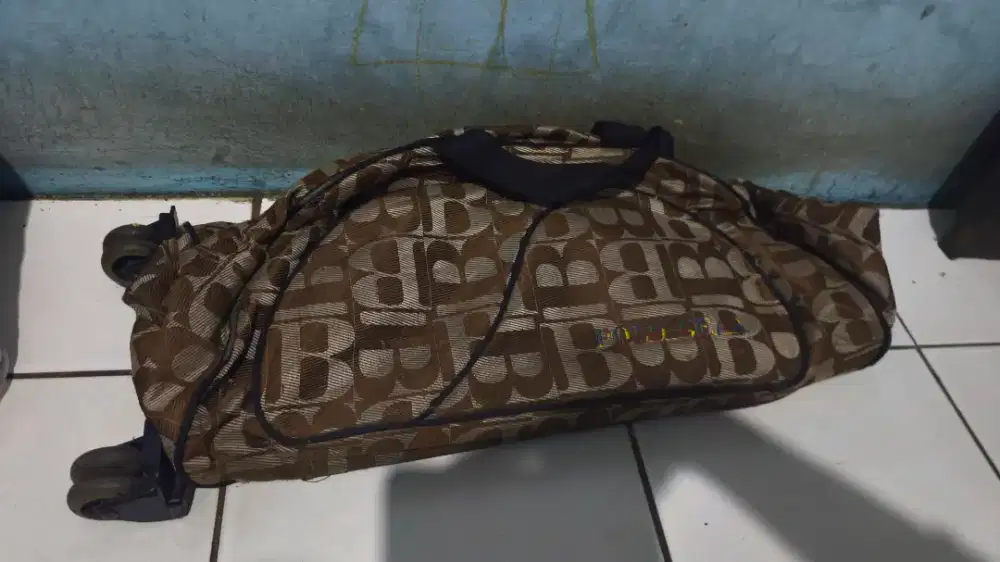 Satu tas baju bekas anak