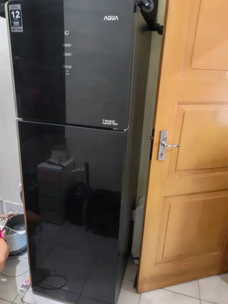 Kulkas 2 pintu 312liter low watt anti bunga es dan touchscreen AQUA
