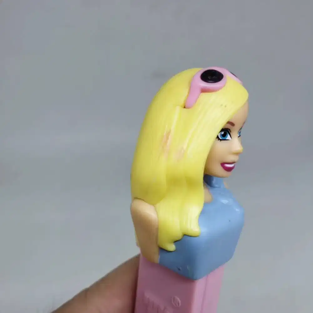 Pajangan mainan pez barbie
