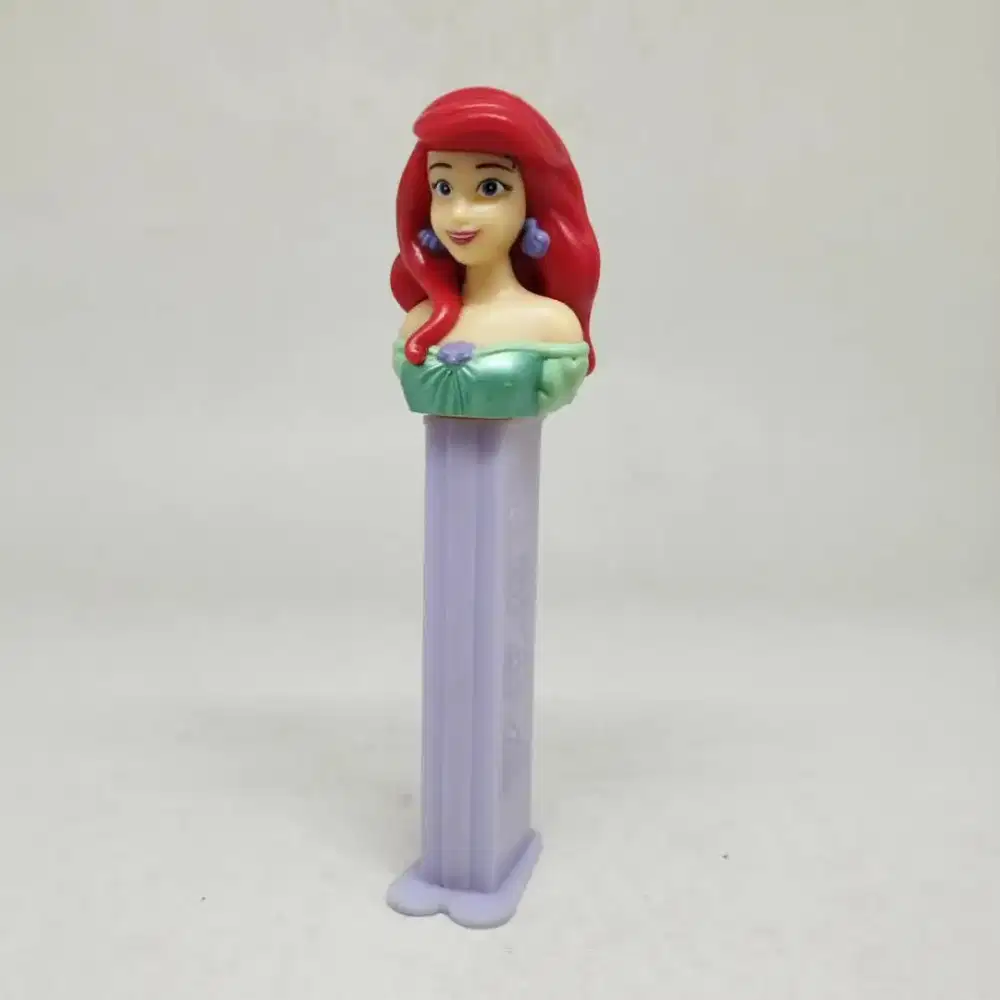 Pajangan mainan ariel pez