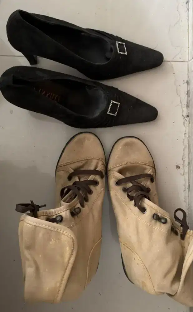 Sepatu bludru hitam dan boot coklat