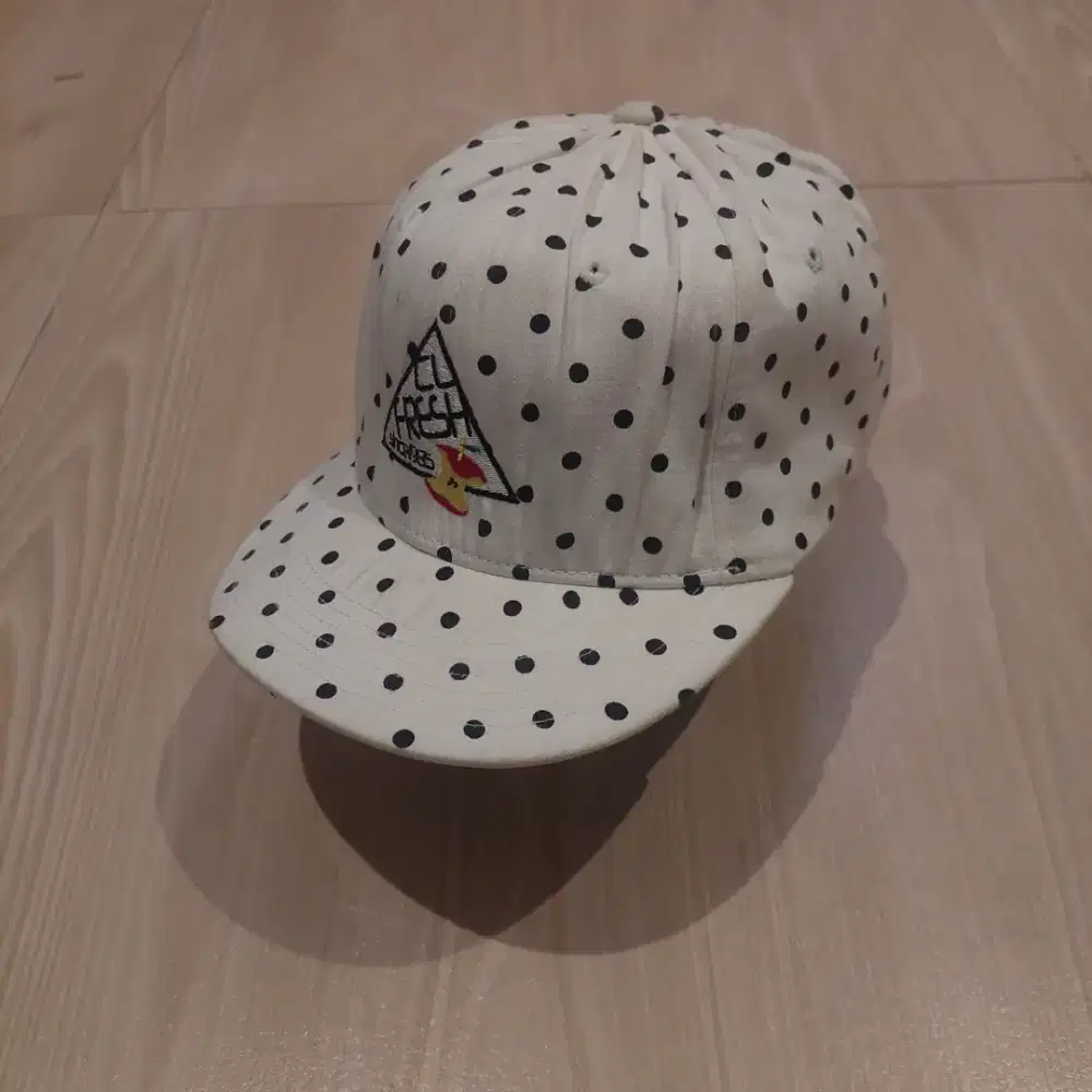 Topi putih polkadot