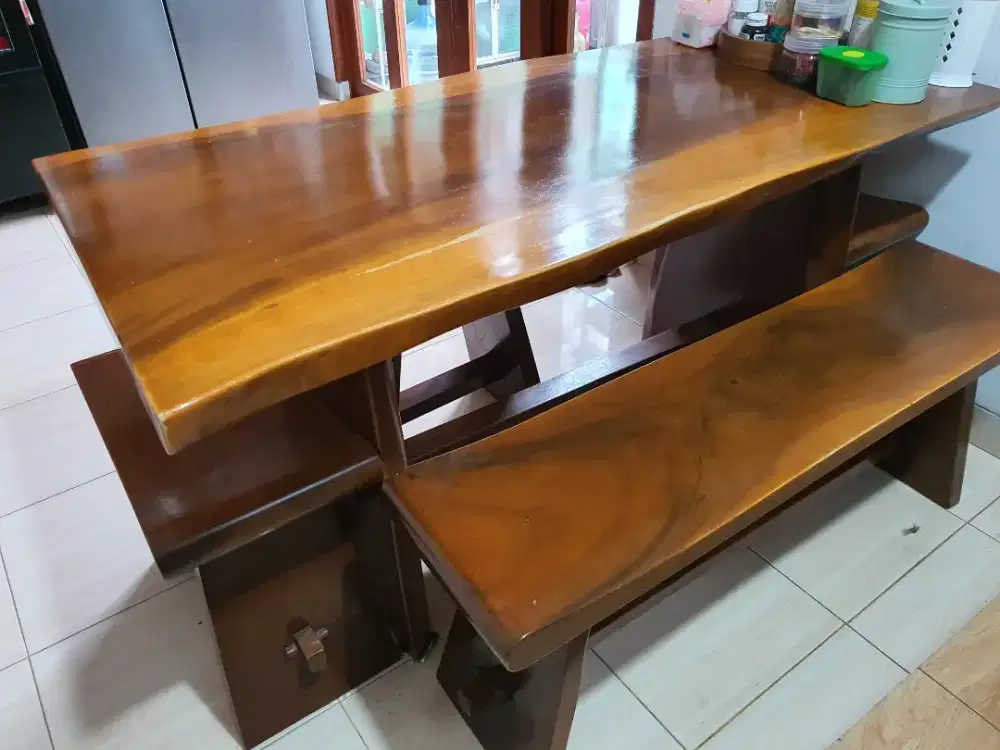 Meja makan kayu asli