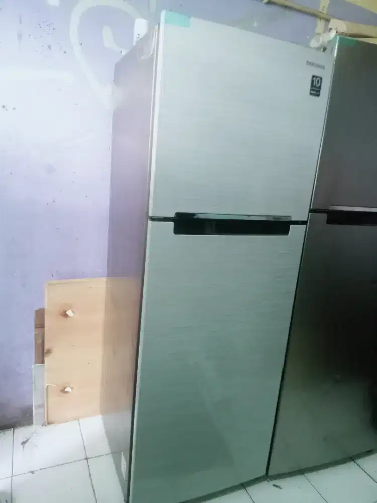 Di jual kulkas 2 pintu merk Samsung kondisi NORMAL DINGIN BEKU