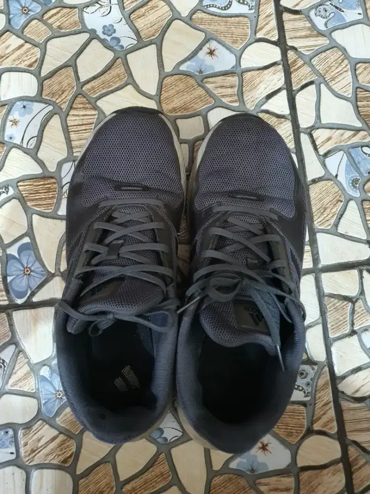 Sepatu Running Adidas