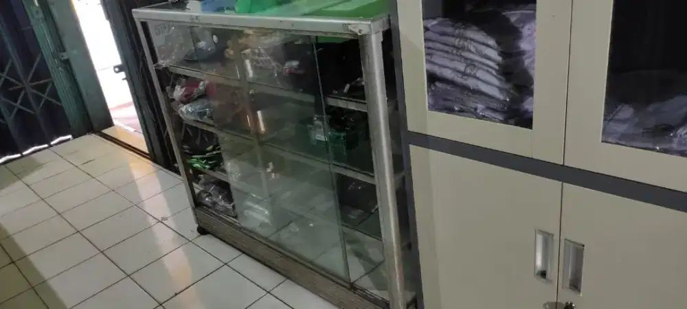 etalase second layak pakai