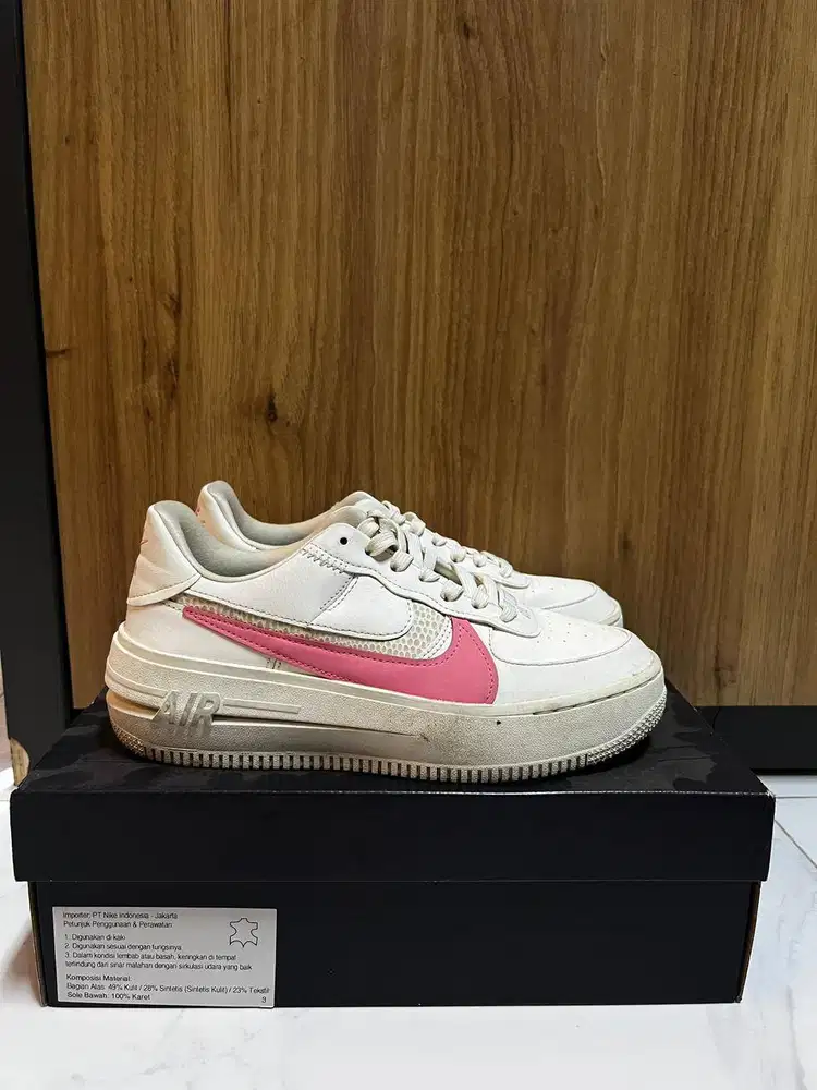 Nike Women's Air Force 1 PLT.AF.ORM dengan warna Sail/Coral Chalk size