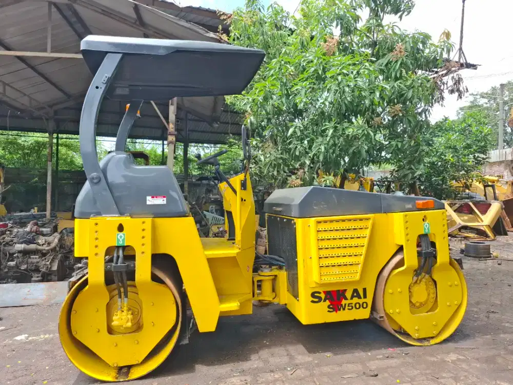 Tandem roller sakai sw500 siap