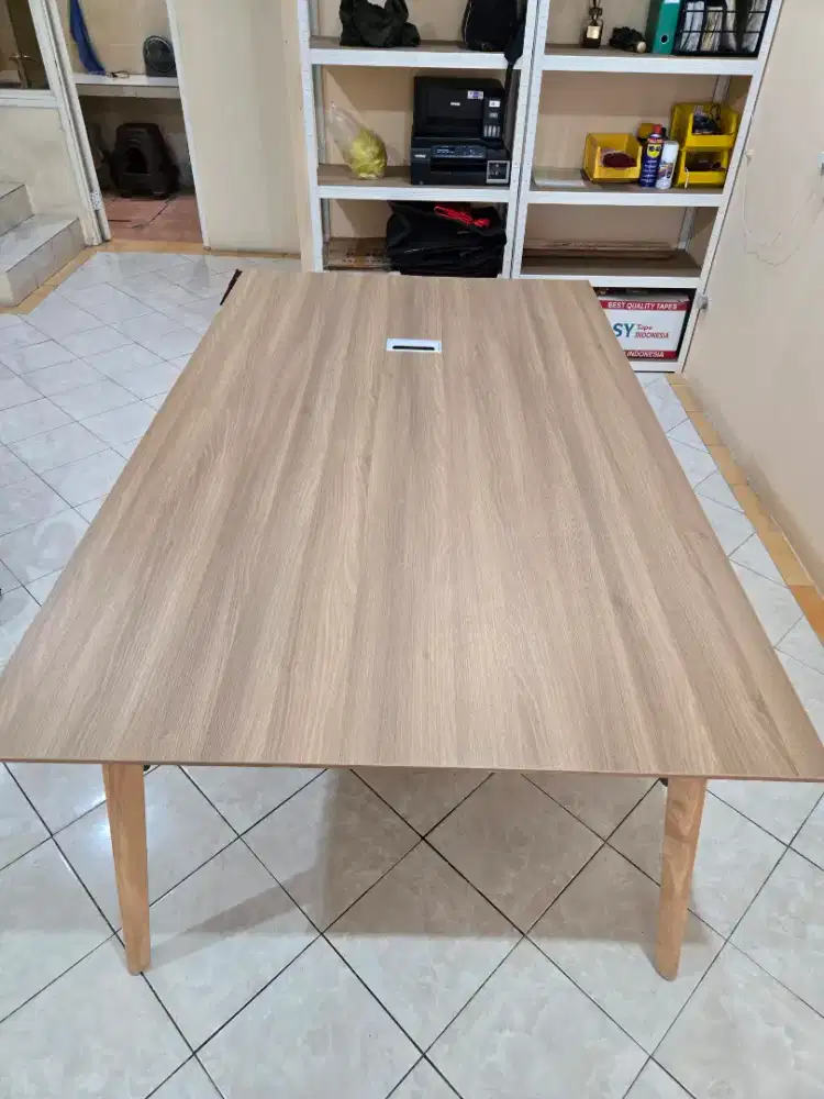 Meja meeting ex Informa ukuran 200cm x 120cm x 75cm kondisi 90% baru