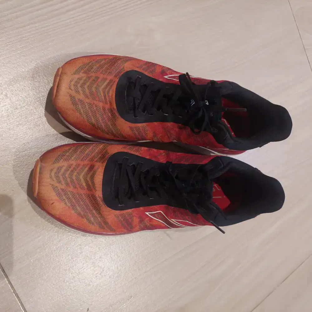 Sepatu running mills