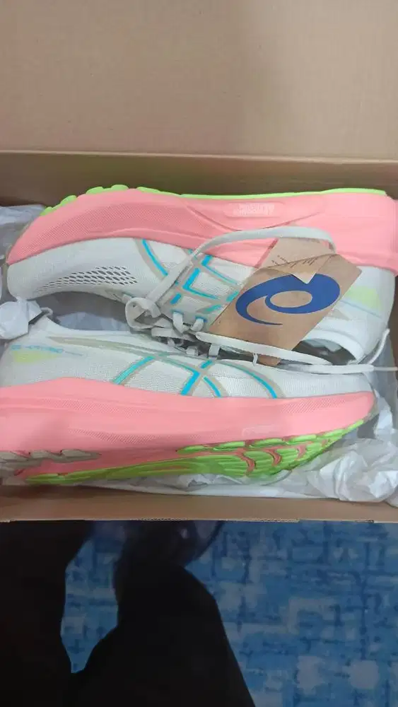 Sepatu lari wanita ini adalah Asics Gel-Kayano 31