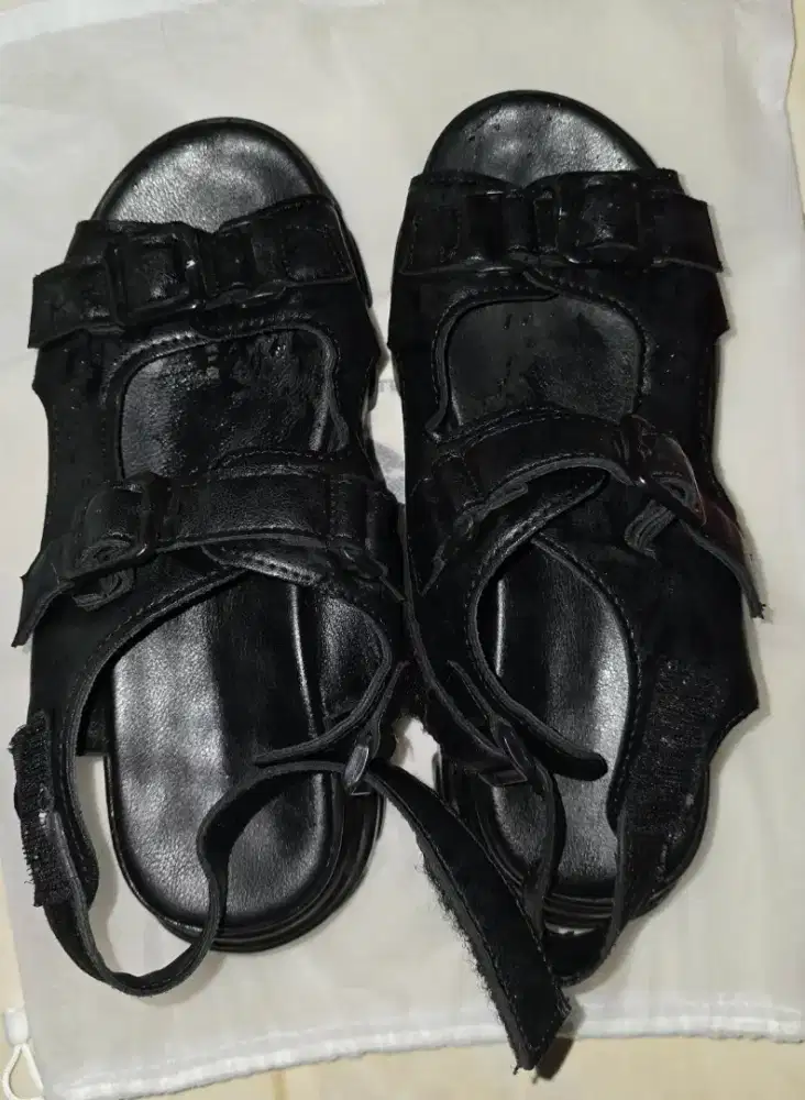 Sepatu/Sandal Hitam ukuran 38