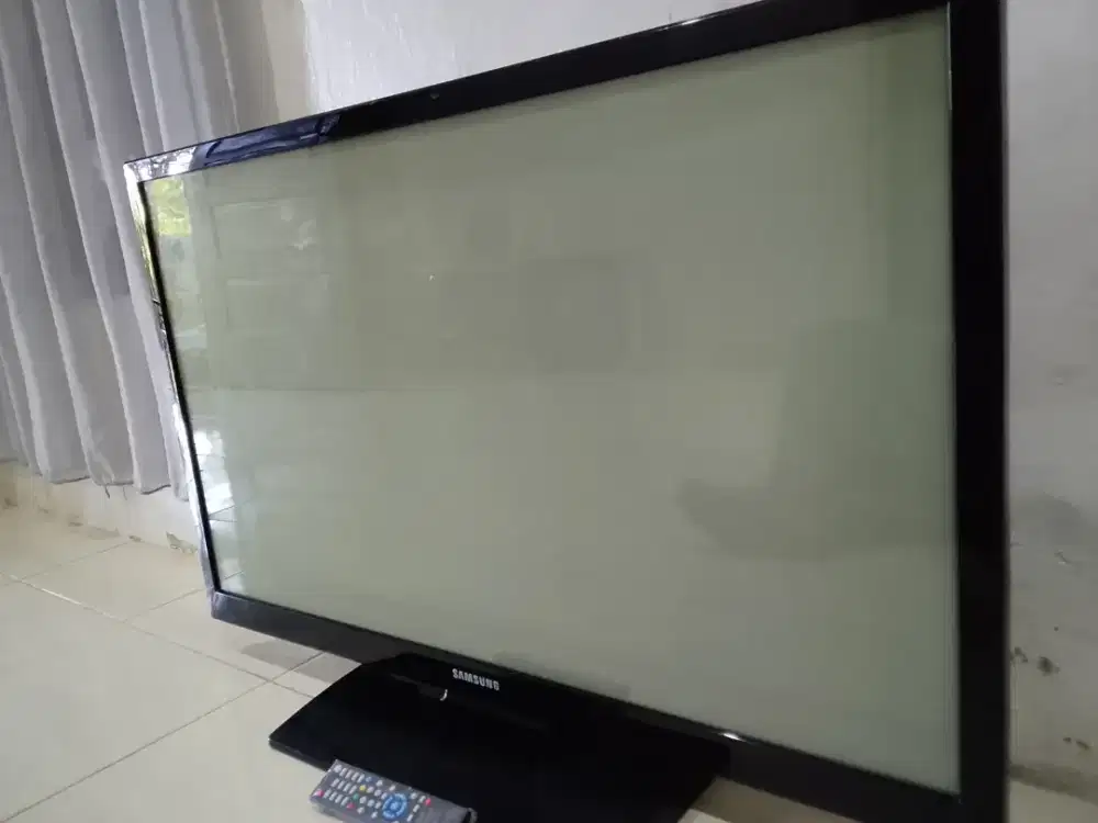 Tv plasma Samsung 43 inci masih mulus seperti baru lengkap remot