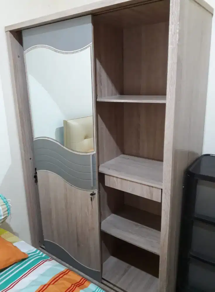 Di jual Lemari pakaian 2 pintu sliding, uk: tinggi 191 cm,lebar 122 cm