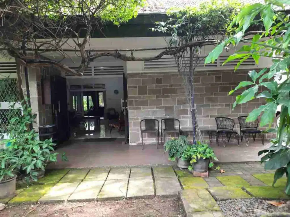 Rumah di area Dharmawangsa Kebayoran Baru strategis. 0208