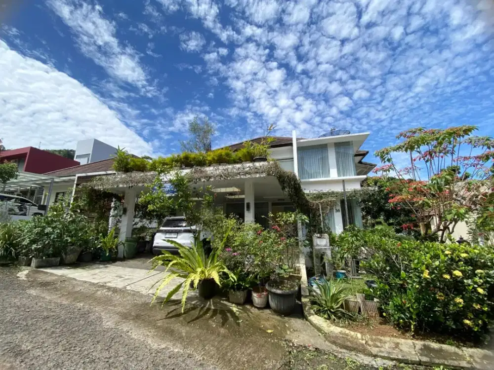 RUMAH MEWAH MODERN 3 LANTAI LINGKUNGAN ASRI SEJUK SIAP HUNI DI DAGO RESORT BANDUNG