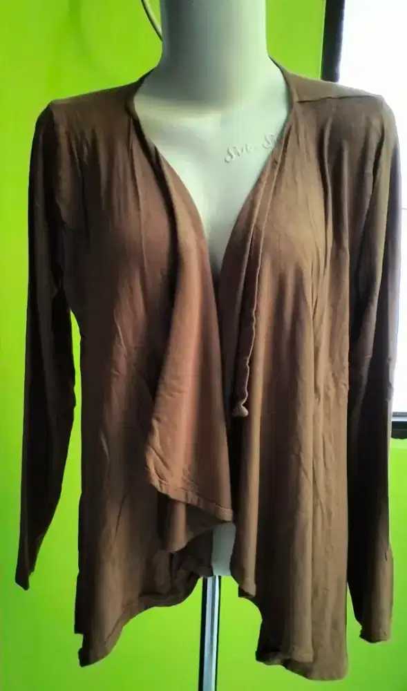 cardigan
lengan panjang 
coklat
stretch 
size M/L
LD 100-120