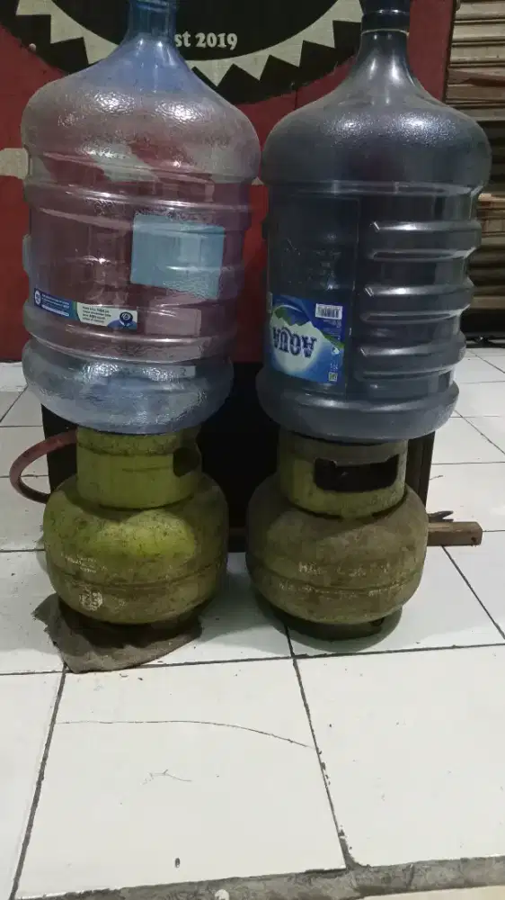 Tabung gas dan gàlon kosong