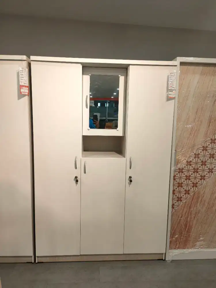 LEMARI PAKAIAN 3 PINTU