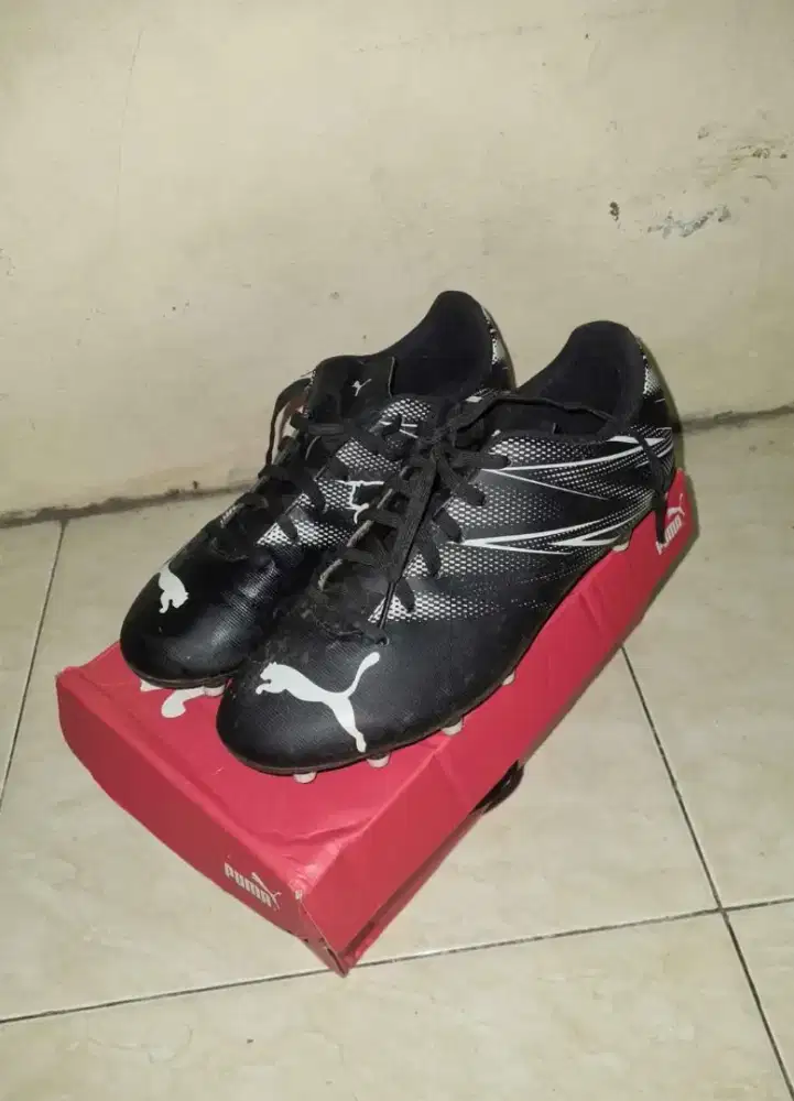 sepatu bola puma