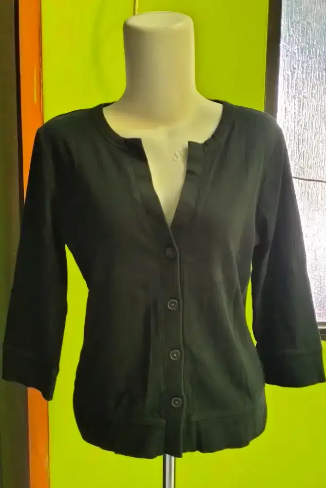 cardi
Bossini
hitam
size M
stretch 
LD 100-110