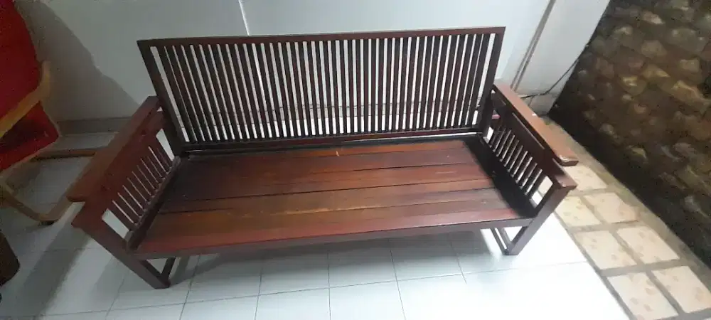 Kursi kayu minimalis