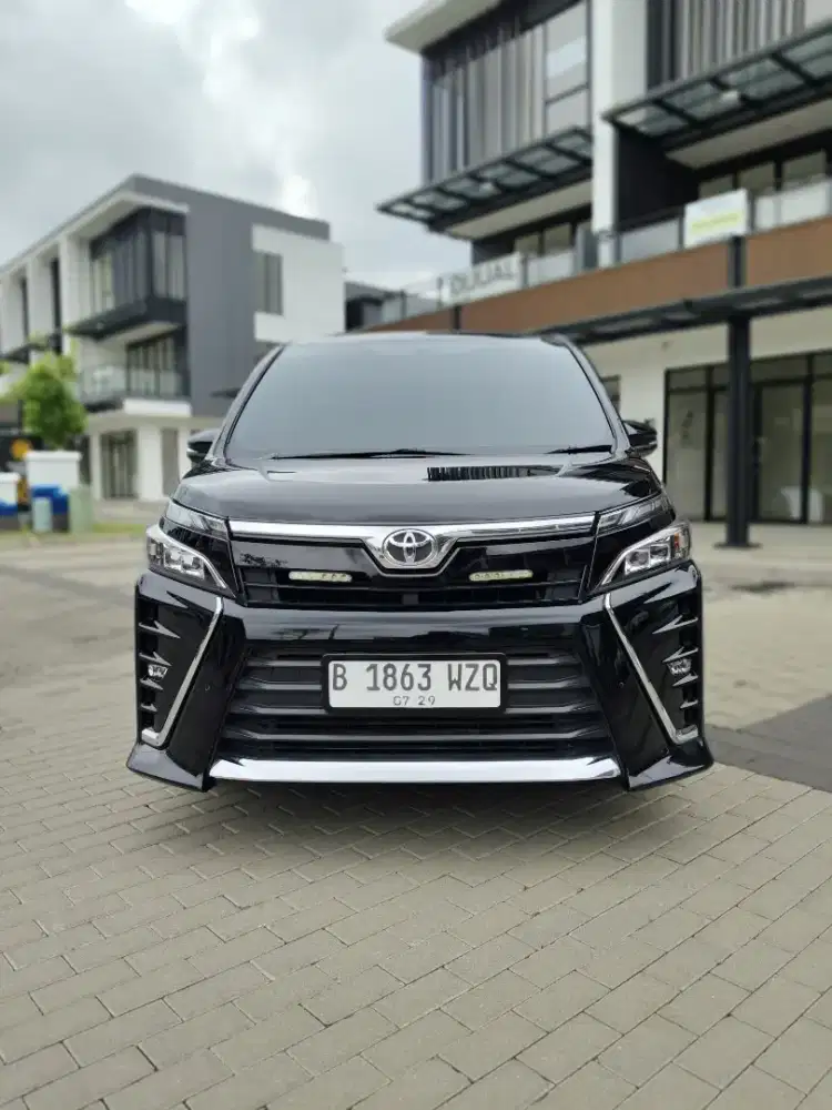 TOYOTA VOXY 2.0 2019 HITAM