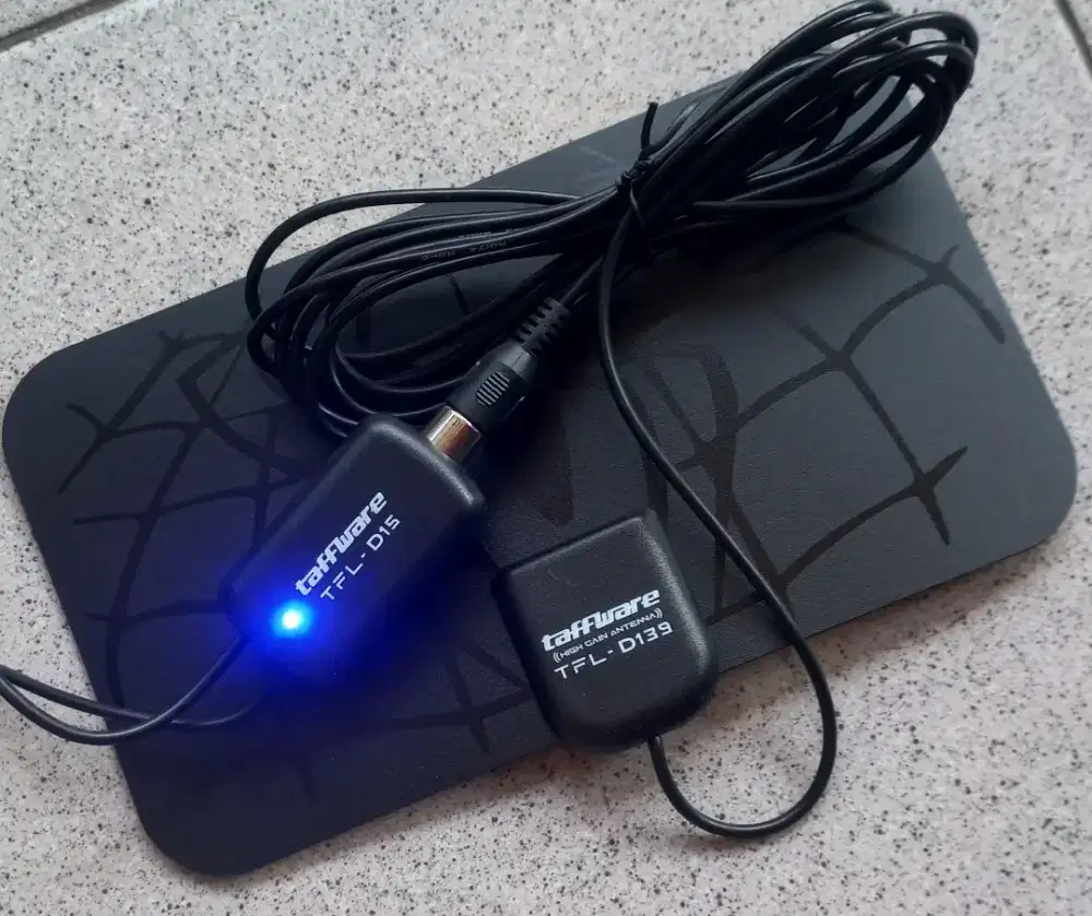 Antena TV Digital indoor dengan booster amplifier penguat sinyal
