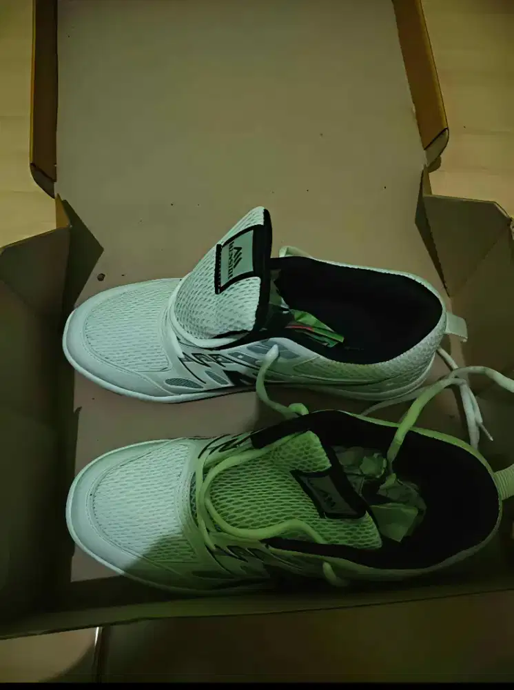 Sepatu olahraga Menside