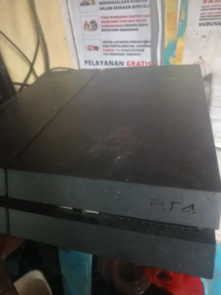 Ps 4 dijual ajh jarng dipake  2.50 nego dikit