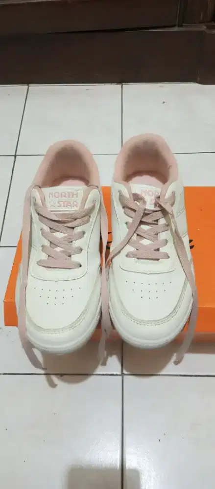 SEPATU WANITA NORTH STAR SIZE 36