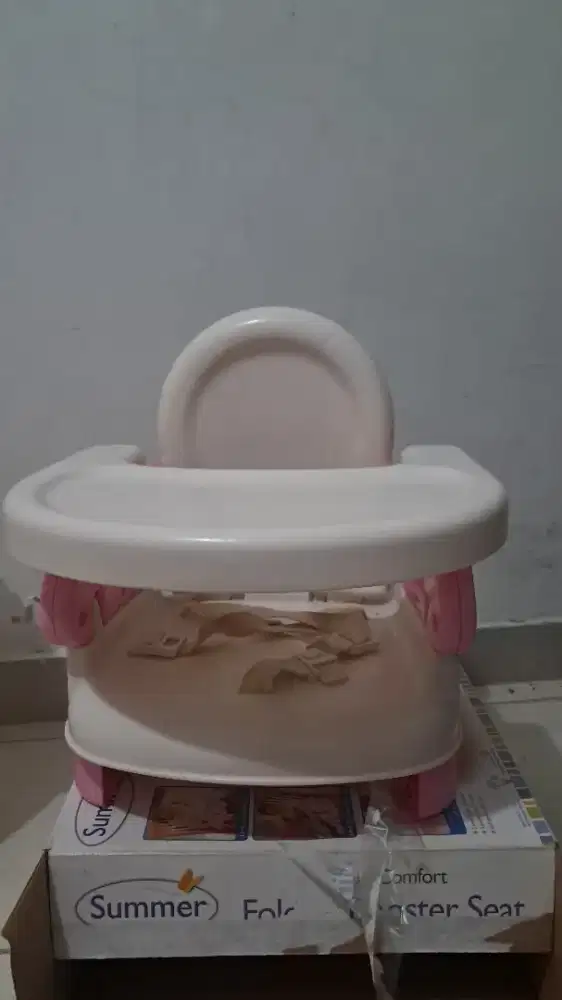 Kursi atau meja makan bayi