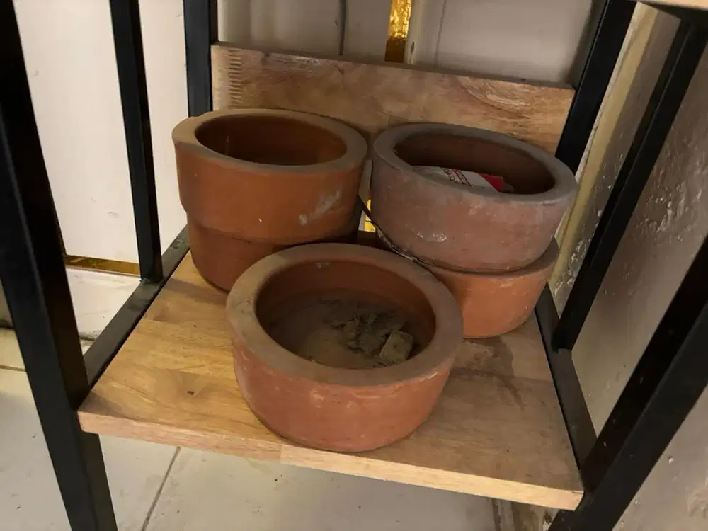 Tempat makan kelinci dan kucing