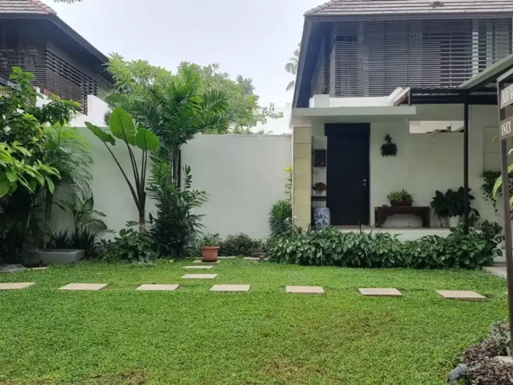 Rumah Isen Darmo Harapan ada pool