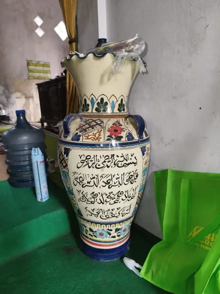 Guci hiasan kaligrafi