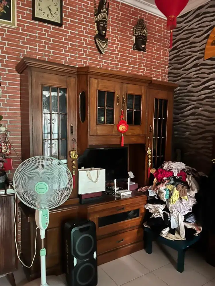 Lemari bufet bs terbagi 2 atas bawah kondisi bagus kayu jati