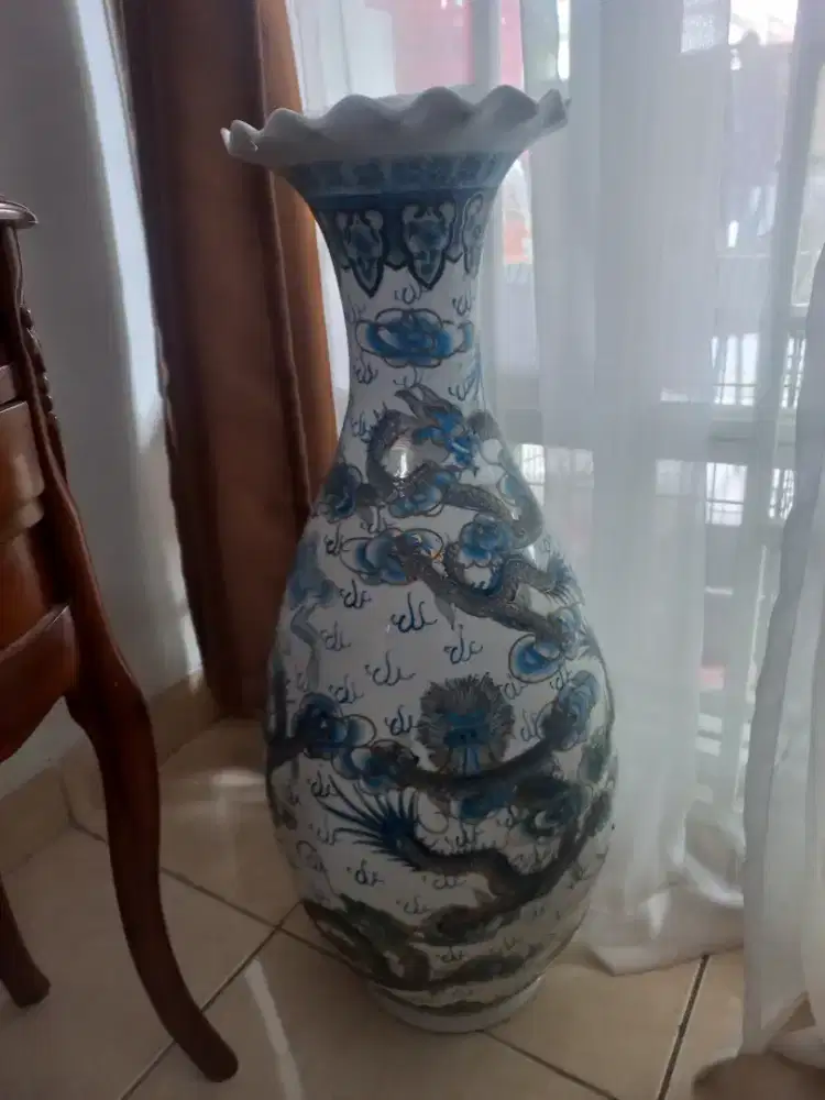 Guci antik motif naga