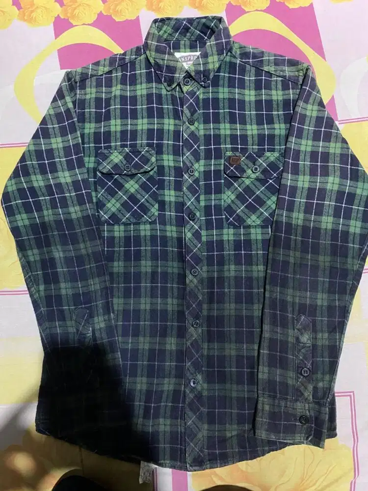 sepatu dan kemeja flanel