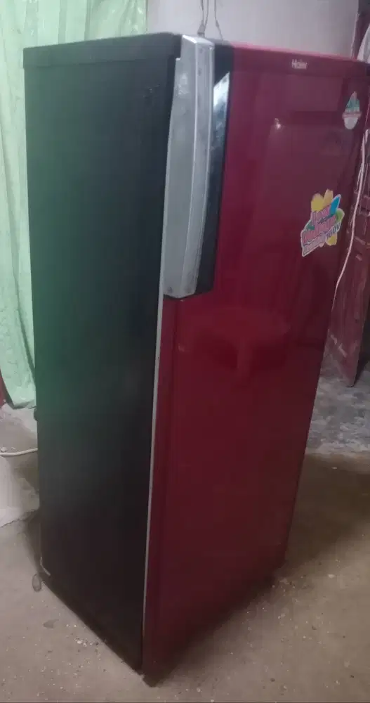 Kulkas 1 Pintu HEIR.Kualitas dinginya masih seperti kulkas baru.
