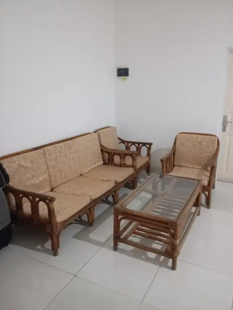 Set sofa rotan dan meja