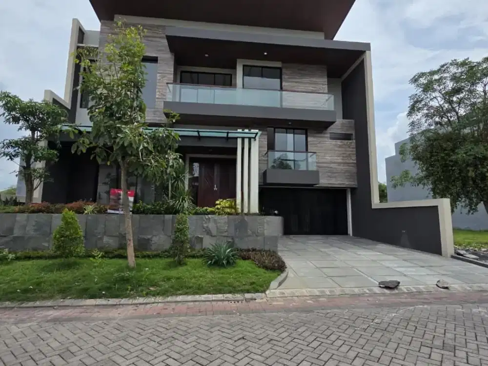 Rumah di Pakuwon Indah, Split Level 2.5 Lantai Minimalis Modern Barus Gress