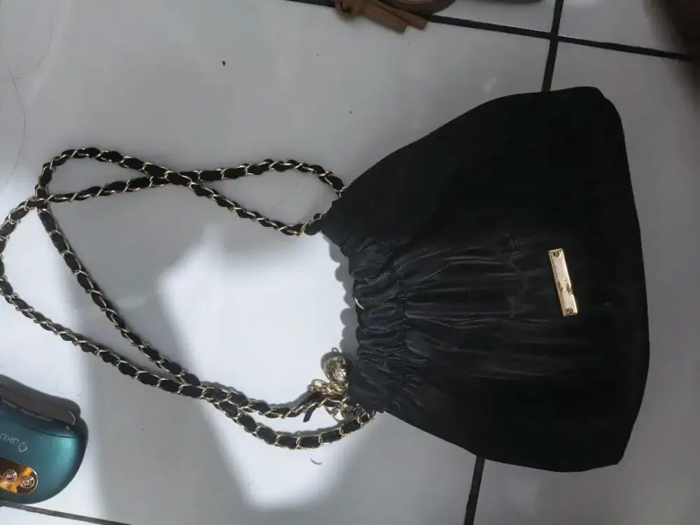 Tas wanita hitam