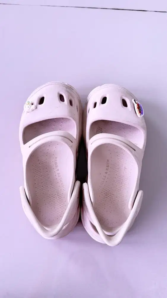 Sepatu sandal merk charles keith