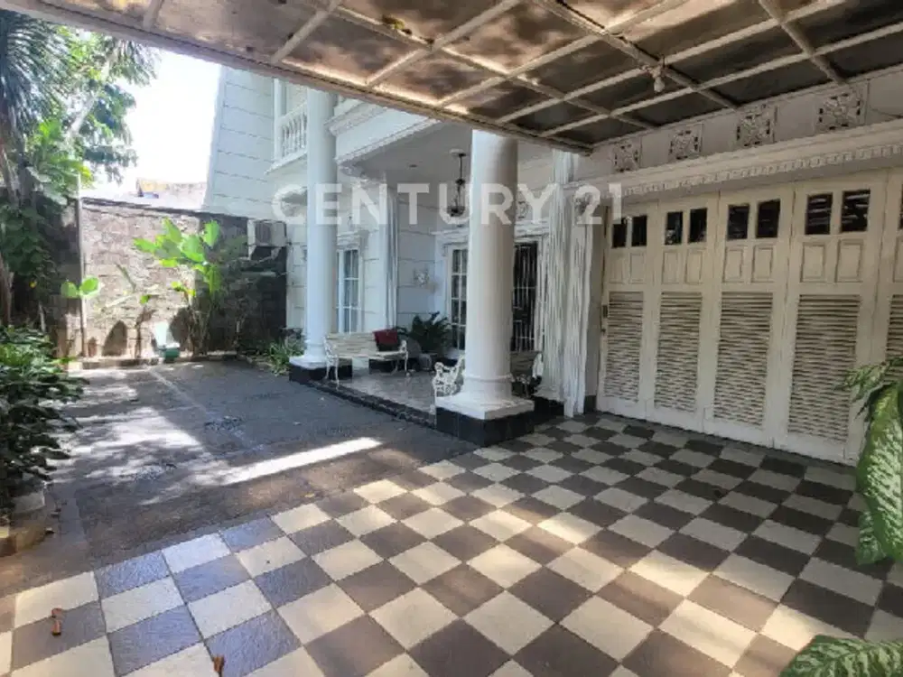 Rumah  Klasik Terawat Bebas Banjir Jalan Lebar Akses Mudah